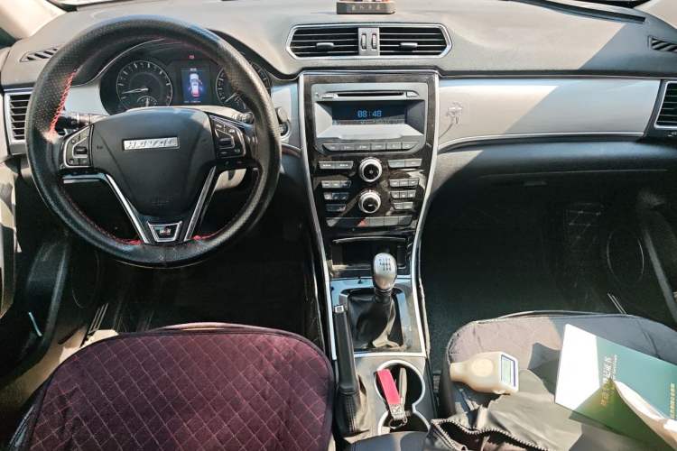 Used Haval H2 2017 Red-Label 1.5T Manual Two-Wheel Drive Comfort Model Center Console