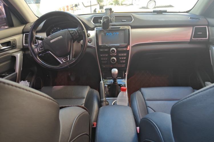 Used Haval H2 2017 Red-Label 1.5T Manual Two-Wheel Drive Comfort Model Center Console