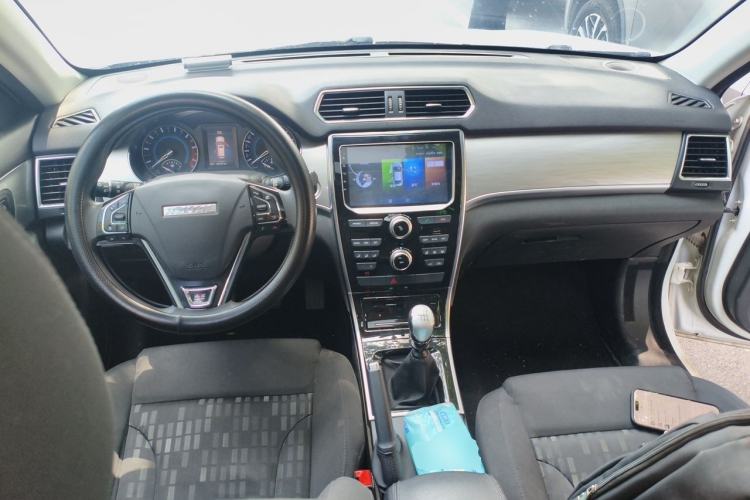 Used Haval H2 2017 Red-Label 1.5T Manual Two-Wheel Drive Comfort Model Center Console