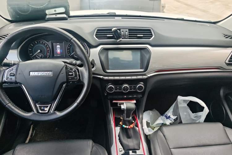 Used Haval H2 2017 Blue Label 1.5T Automatic Two-Wheel Drive Luxury Model Center Console