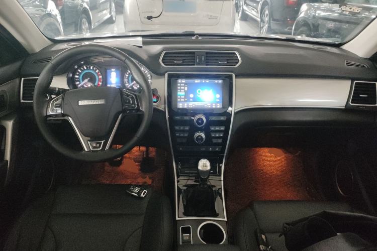 Used Haval H2 2017 Red-Label 1.5T Manual Two-Wheel Drive Luxury Model Center Console