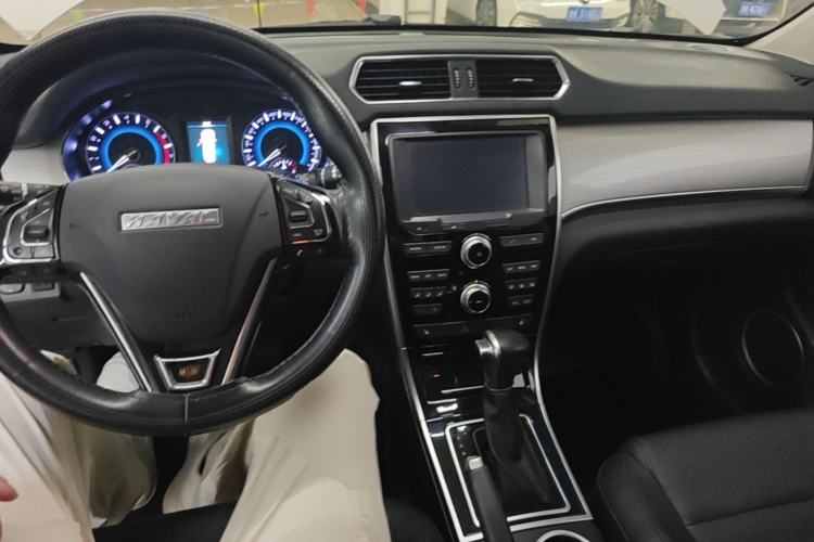 Used Haval H2 2017 Red-Label 1.5T Automatic Two-Wheel Drive Elite Model Center Console