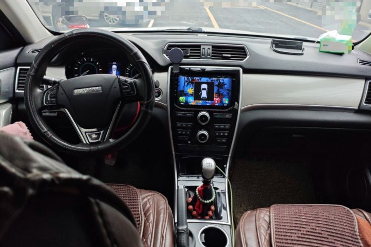 Used Haval H2 2017 Red-Label 1.5T Manual Two-Wheel Drive Comfort Model Center Console
