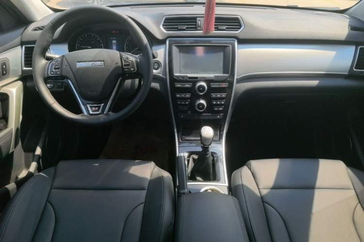 Used Haval H2 2017 Red-Label 1.5T Manual Two-Wheel-Drive Elite Model Center Console
