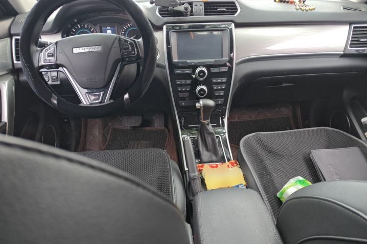 Used Haval H2 2017 Red-Label 1.5T Automatic Two-Wheel Drive Elite Model Center Console
