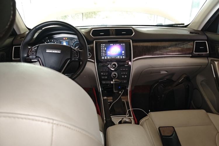 Used Haval H2 2017 Red-Label 1.5T Automatic Two-Wheel Drive Elite Model Center Console