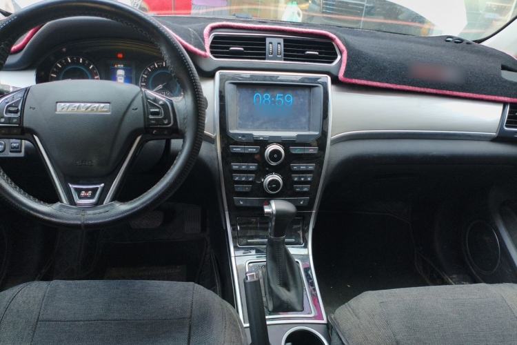 Used Haval H2 2017 Red-Label 1.5T Automatic Two-Wheel Drive Elite Model Center Console
