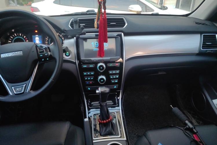 Used Haval H2 2017 Red-Label 1.5T Automatic Two-Wheel Drive Elite Model Center Console