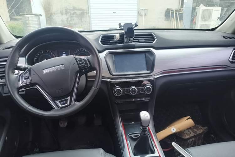 Used Haval H2 2017 Blue Label 1.5T Manual Two-Wheel Drive Elite Model Center Console