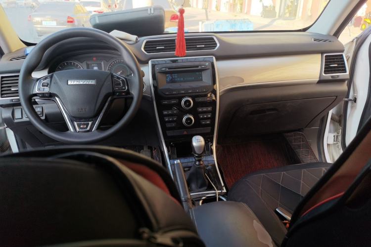 Used Haval H2 2017 Red-Label 1.5T Manual Two-Wheel Drive Comfort Model Center Console