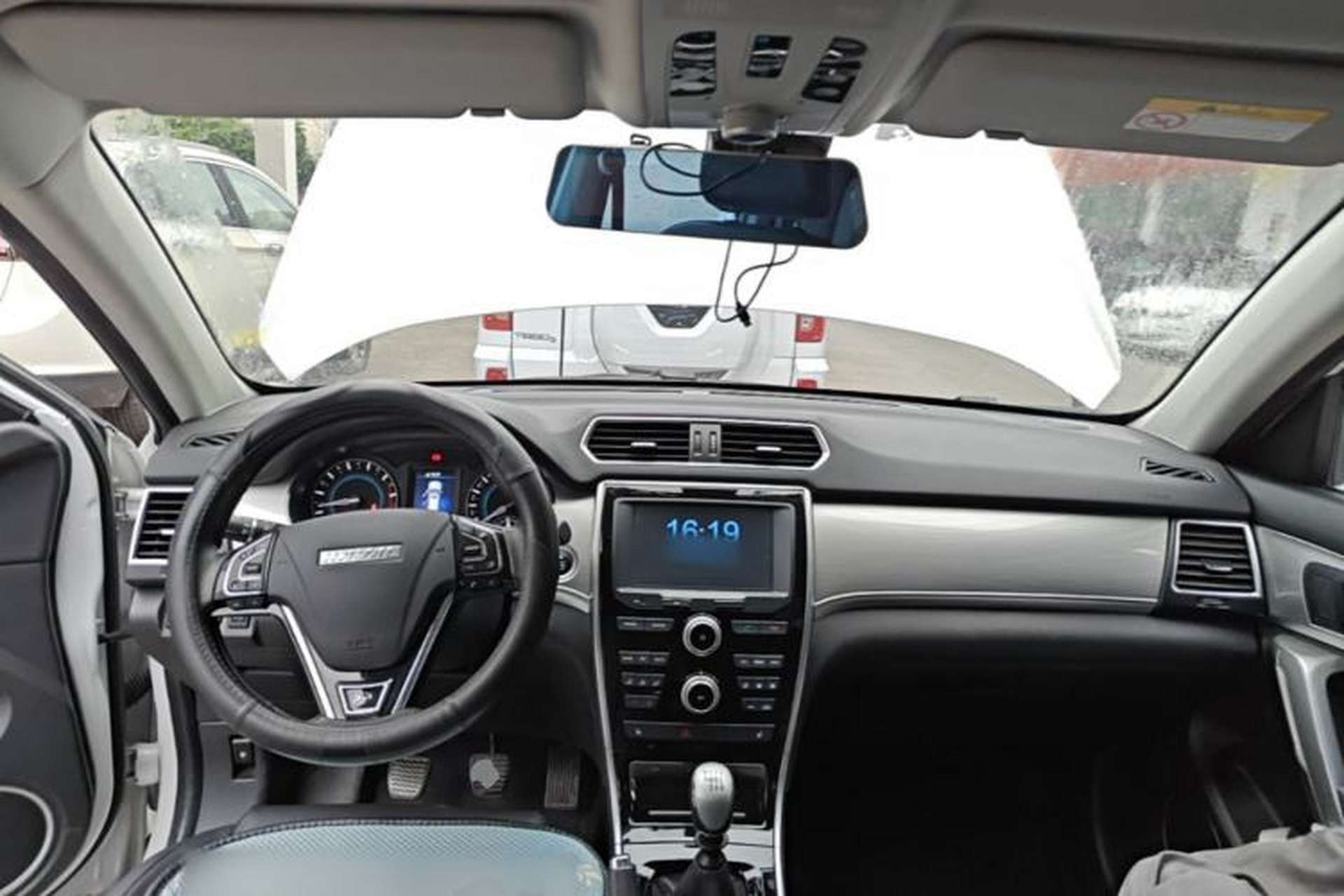 Used Haval H2 2017 Red-Label 1.5T Manual Two-Wheel-Drive Elite Model Center Console
