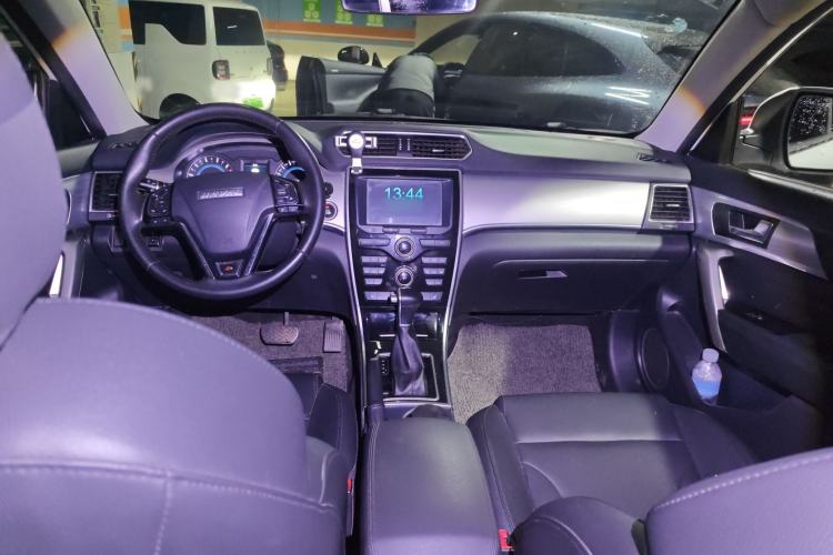 Used Haval H2 2017 Red-Label 1.5T Automatic Two-Wheel Drive Elite Model Center Console