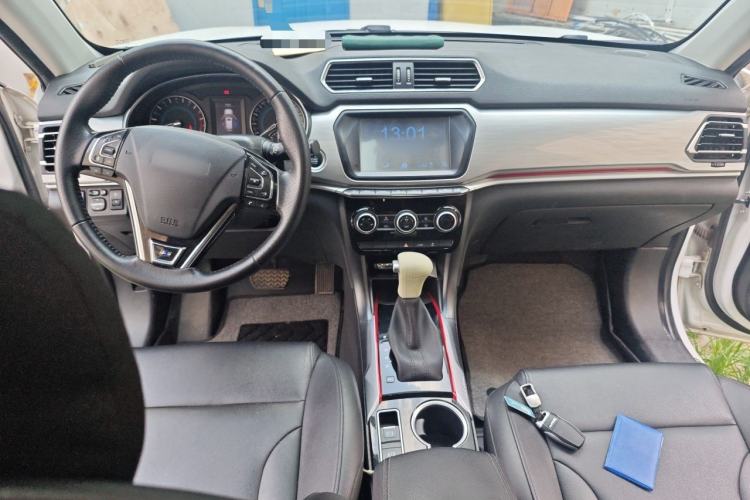 Used Haval H2 2017 Blue Label 1.5T Automatic Two-Wheel Drive Luxury Model Center Console