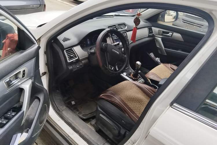 Used Haval H2 2017 Red-Label 1.5T Manual Two-Wheel-Drive Elite Model Driver Seat