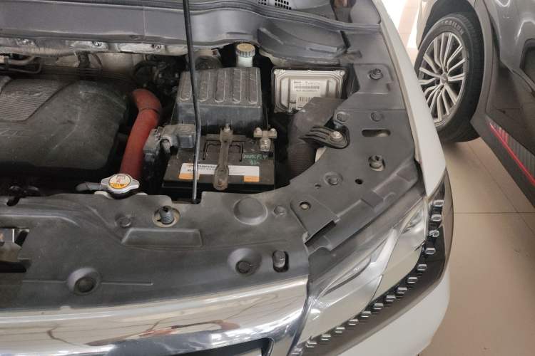 Used Haval H2 2017 Red-Label 1.5T Manual Two-Wheel Drive Luxury Model Engine Bay Left