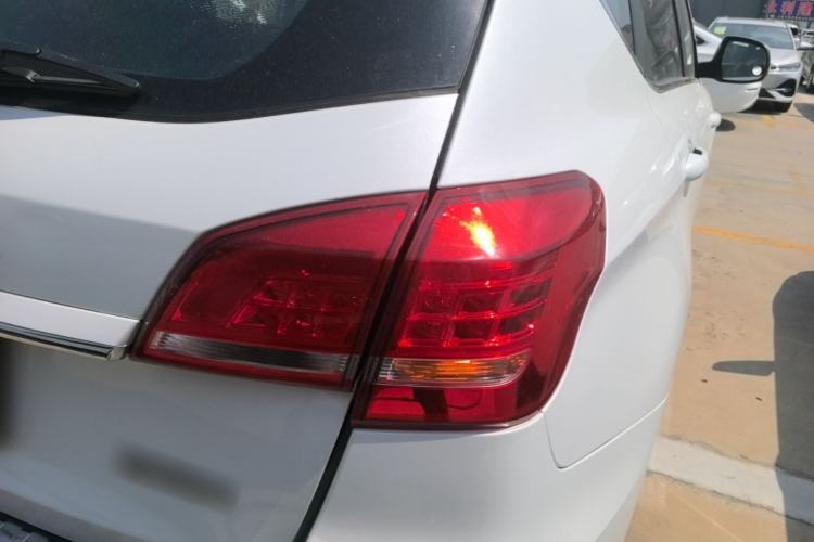 Used Haval H2 2017 Red-Label 1.5T Manual Two-Wheel-Drive Elite Model Exterior 3