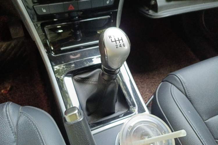 Used Haval H2 2017 Red-Label 1.5T Manual Two-Wheel-Drive Elite Model Gear Lever