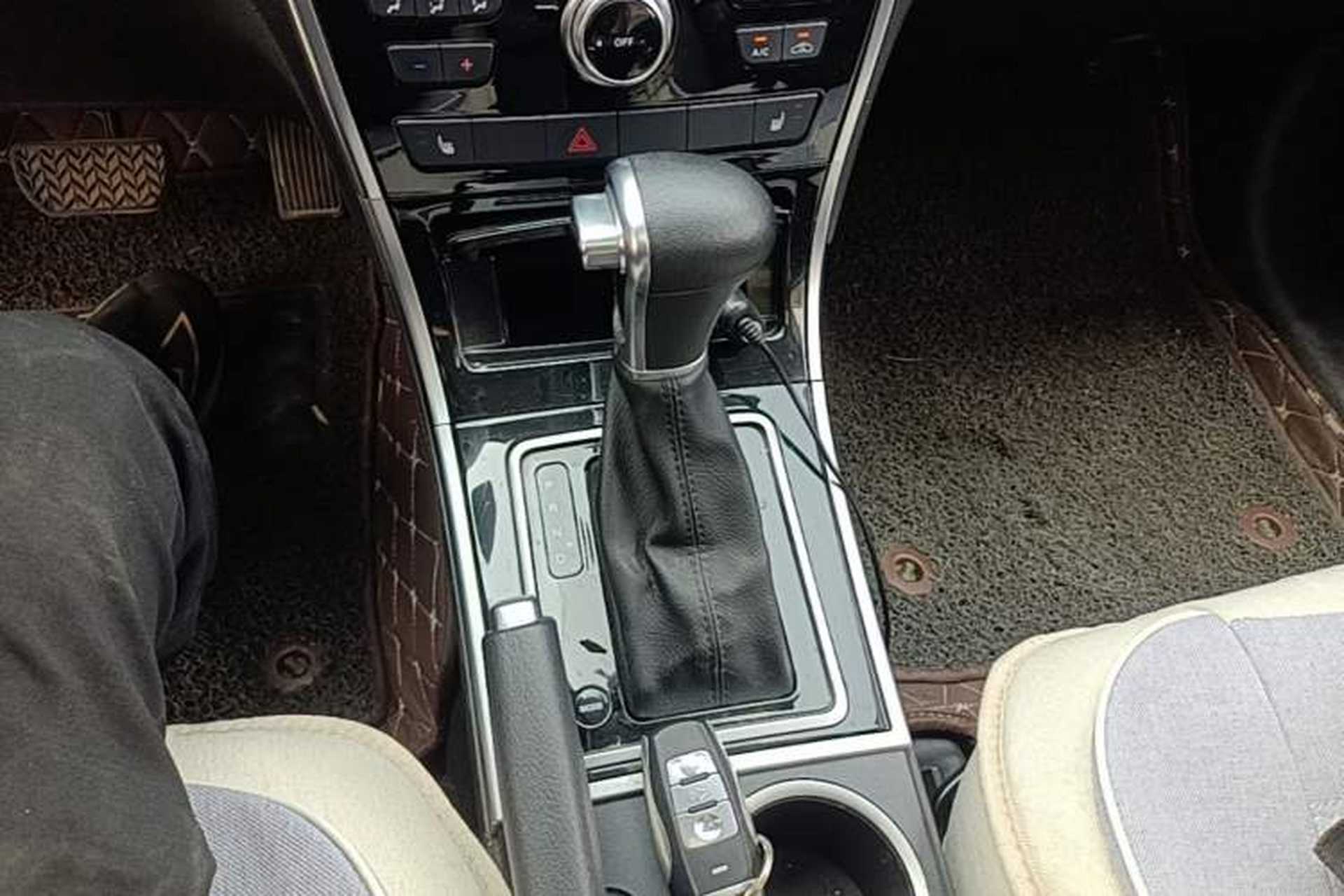 Used Haval H2 2017 Red-Label 1.5T Automatic Two-Wheel Drive Elite Model Gear Lever