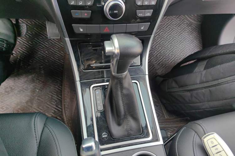 Used Haval H2 2017 Red-Label 1.5T Automatic Two-Wheel Drive Elite Model Gear Lever