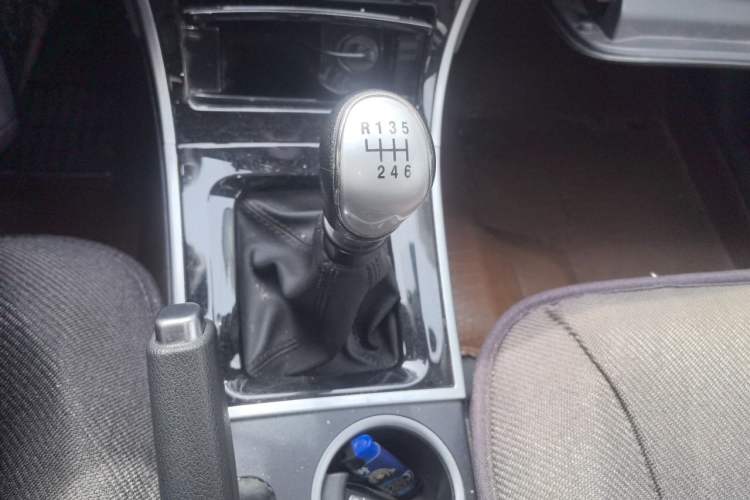 Used Haval H2 2017 Red-Label 1.5T Manual Two-Wheel-Drive Elite Model Gear Lever