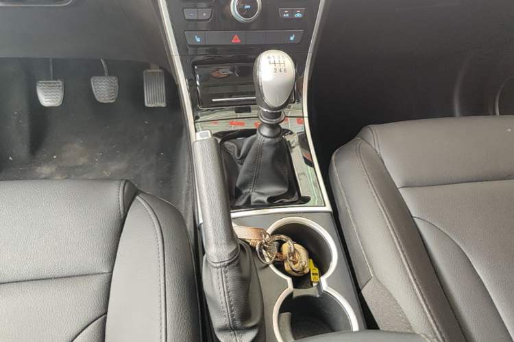 Used Haval H2 2017 Red-Label 1.5T Manual Two-Wheel-Drive Elite Model Gear Lever