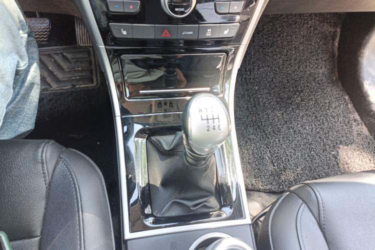 Used Haval H2 2017 Red-Label 1.5T Manual Two-Wheel Drive Luxury Model Gear Lever