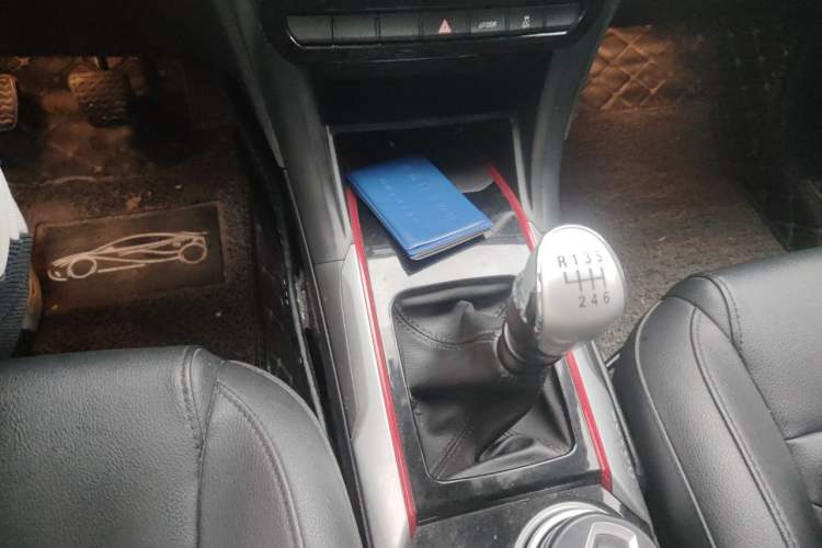 Used Haval H2 2017 Blue Label 1.5T Manual Two-Wheel Drive Luxury Model Gear Lever