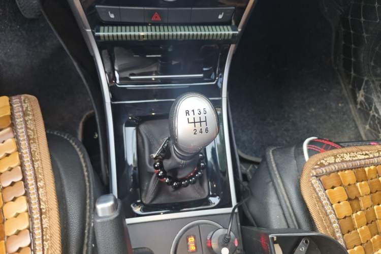 Used Haval H2 2017 Red-Label 1.5T Manual Two-Wheel-Drive Elite Model Gear Lever