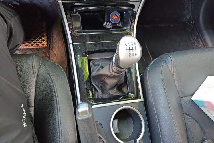 Used Haval H2 2017 Red-Label 1.5T Manual Two-Wheel-Drive Elite Model Gear Lever