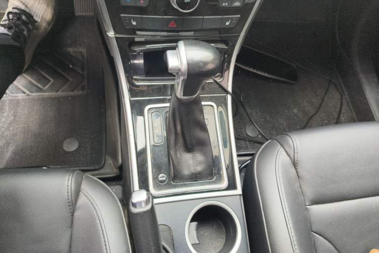 Used Haval H2 2017 Red-Label 1.5T Automatic Two-Wheel Drive Elite Model Gear Lever