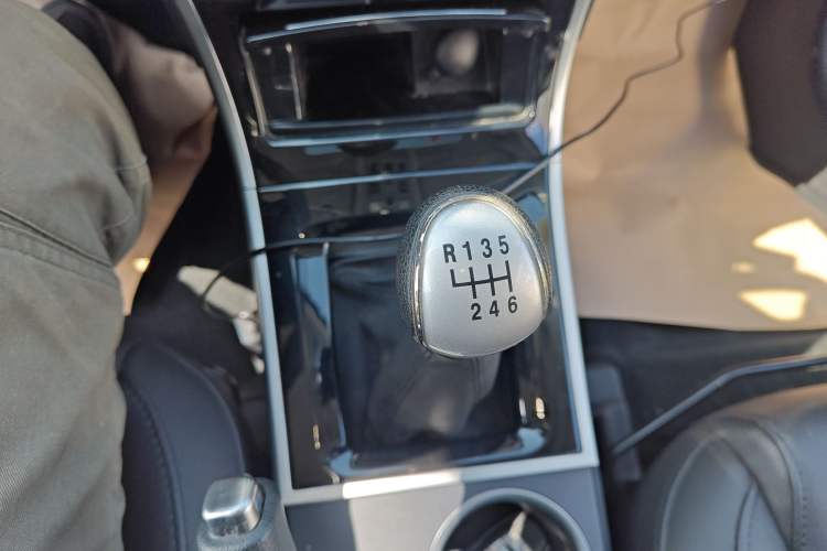 Used Haval H2 2017 Red-Label 1.5T Manual Two-Wheel-Drive Elite Model Gear Lever