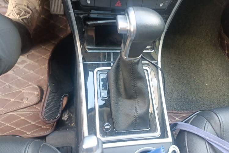 Used Haval H2 2017 Red-Label 1.5T Automatic Two-Wheel Drive Elite Model Gear Lever