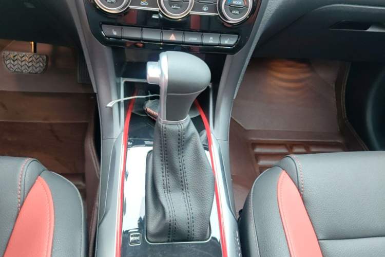 Used Haval H2 2017 Blue Label 1.5T Automatic Two-Wheel Drive Prestige Model Gear Lever