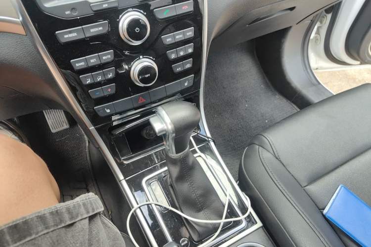 Used Haval H2 2017 Red-Label 1.5T Automatic Two-Wheel Drive Elite Model Gear Lever
