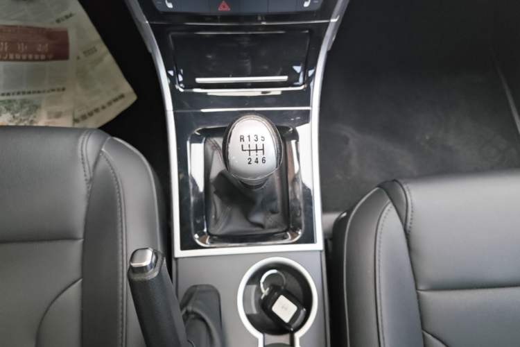 Used Haval H2 2017 Red-Label 1.5T Manual Two-Wheel-Drive Elite Model Gear Lever