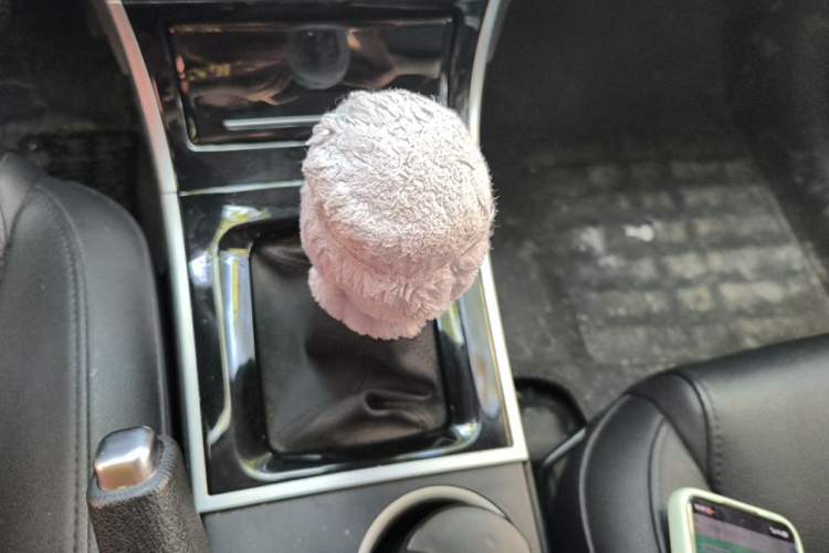 Used Haval H2 2017 Red-Label 1.5T Manual Two-Wheel-Drive Elite Model Gear Lever