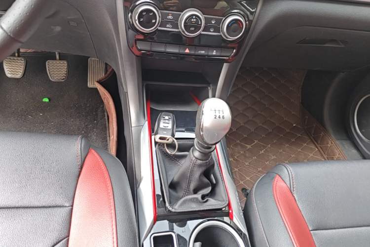 Used Haval H2 2017 Blue Label 1.5T Manual Two-Wheel Drive Elite Model Gear Lever