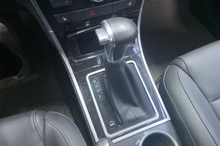 Used Haval H2 2017 Red-Label 1.5T Automatic Two-Wheel Drive Elite Model Gear Lever