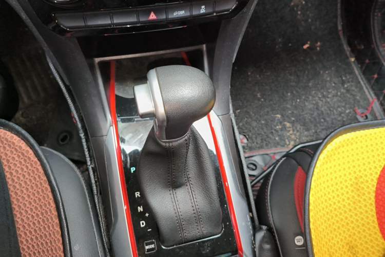 Used Haval H2 2017 Blue Label 1.5T Automatic Two-Wheel Drive Elite Model Gear Lever