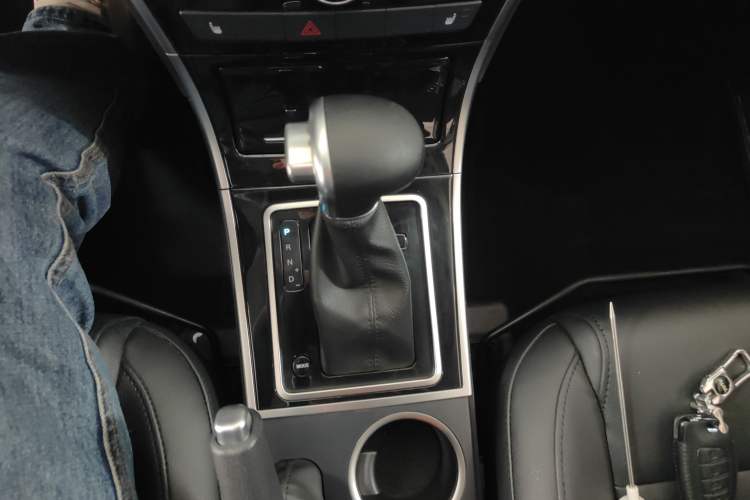 Used Haval H2 2017 Red-Label 1.5T Automatic Two-Wheel Drive Elite Model Gear Lever
