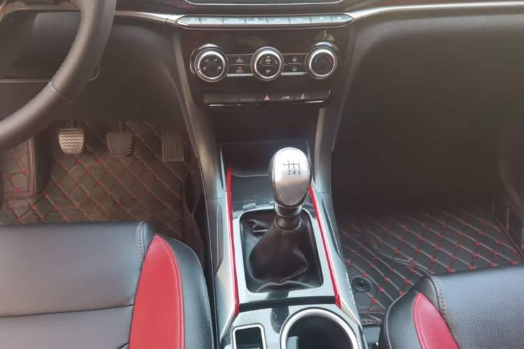 Used Haval H2 2017 Blue Label 1.5T Manual Two-Wheel Drive Elite Model Gear Lever