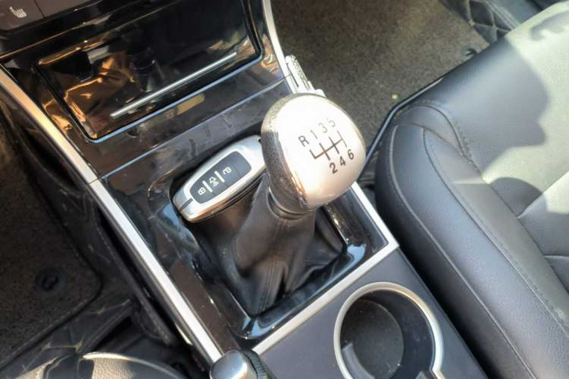 Used Haval H2 2017 Red-Label 1.5T Manual Two-Wheel-Drive Elite Model Gear Lever