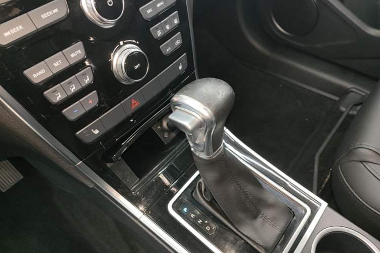 Used Haval H2 2017 Red-Label 1.5T Automatic Two-Wheel Drive Elite Model Gear Lever