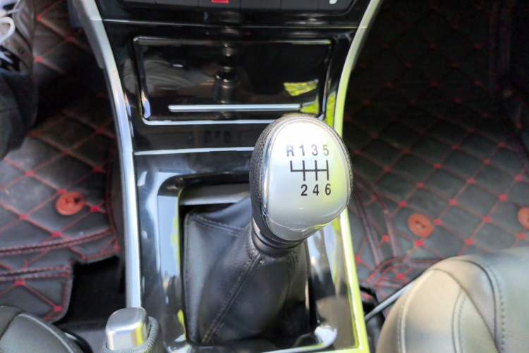 Used Haval H2 2017 Red-Label 1.5T Manual Two-Wheel-Drive Elite Model Gear Lever