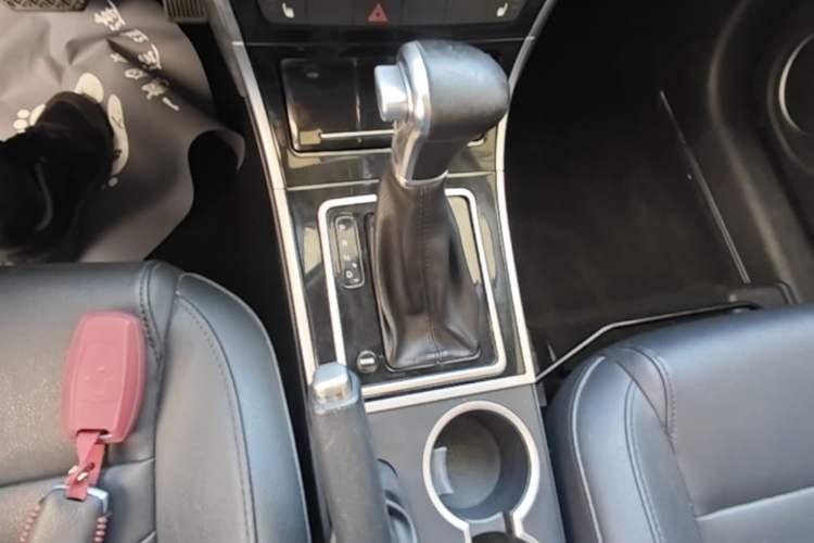 Used Haval H2 2017 Red-Label 1.5T Automatic Two-Wheel Drive Elite Model Gear Lever