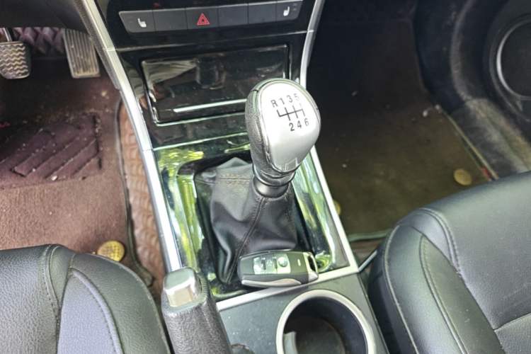 Used Haval H2 2017 Red-Label 1.5T Manual Two-Wheel-Drive Elite Model Gear Lever