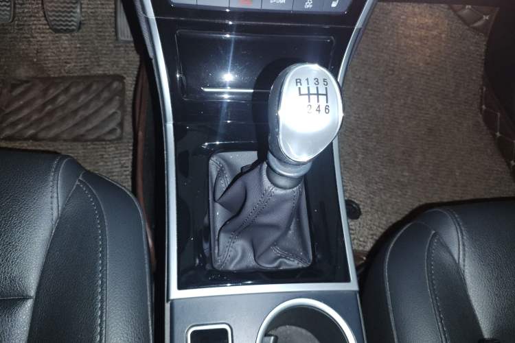 Used Haval H2 2017 Red-Label 1.5T Manual Two-Wheel Drive Luxury Model Gear Lever