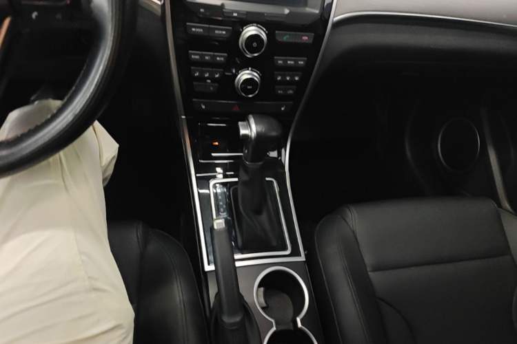 Used Haval H2 2017 Red-Label 1.5T Automatic Two-Wheel Drive Elite Model Gear Lever