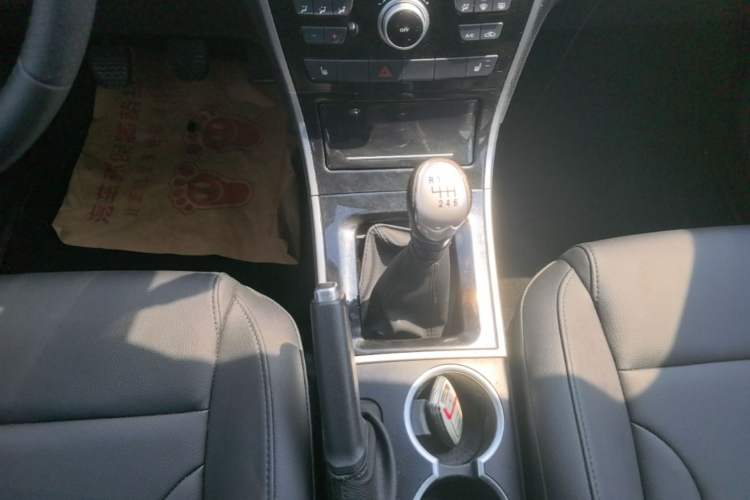 Used Haval H2 2017 Red-Label 1.5T Manual Two-Wheel-Drive Elite Model Gear Lever