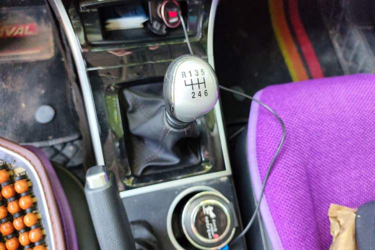 Used Haval H2 2017 Red-Label 1.5T Manual Two-Wheel-Drive Elite Model Gear Lever